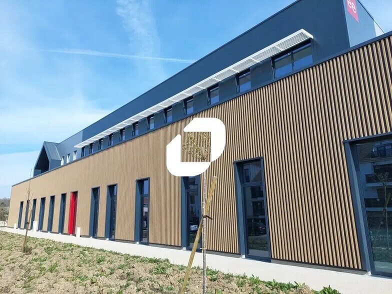 Office in Plaisir to rent - Building Photo - Image 3 of 19