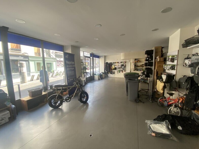 Retail in Paris to rent - Interior Photo - Image 2 of 4