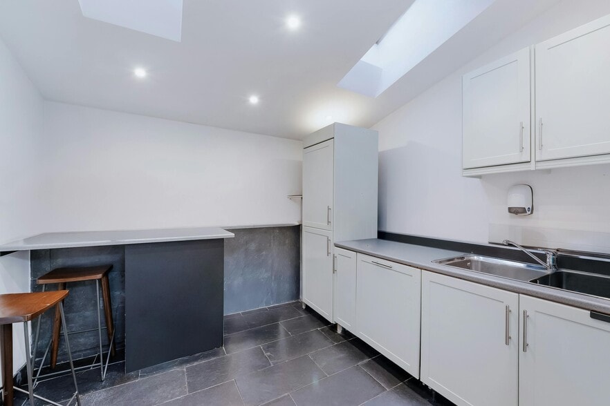 Lyme St, London to rent - Building Photo - Image 3 of 15