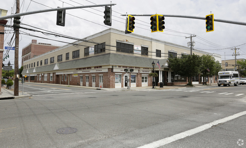 1-25 E Main St, Bay Shore, NY for sale - Primary Photo - Image 1 of 1