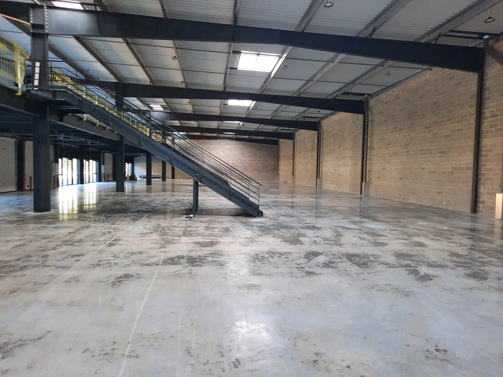 Light Industrial in Bondoufle to rent Building Photo- Image 1 of 6