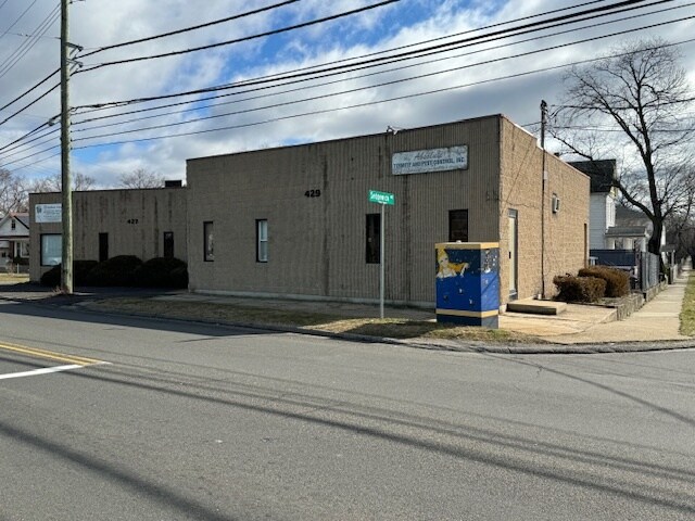 427-429 Honeyspot Rd, Stratford, CT for rent - Building Photo - Image 1 of 37