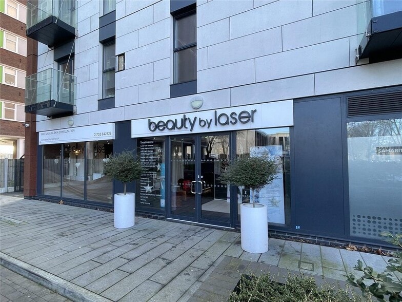 73 Victoria Av, Southend-On-Sea for sale - Building Photo - Image 3 of 27