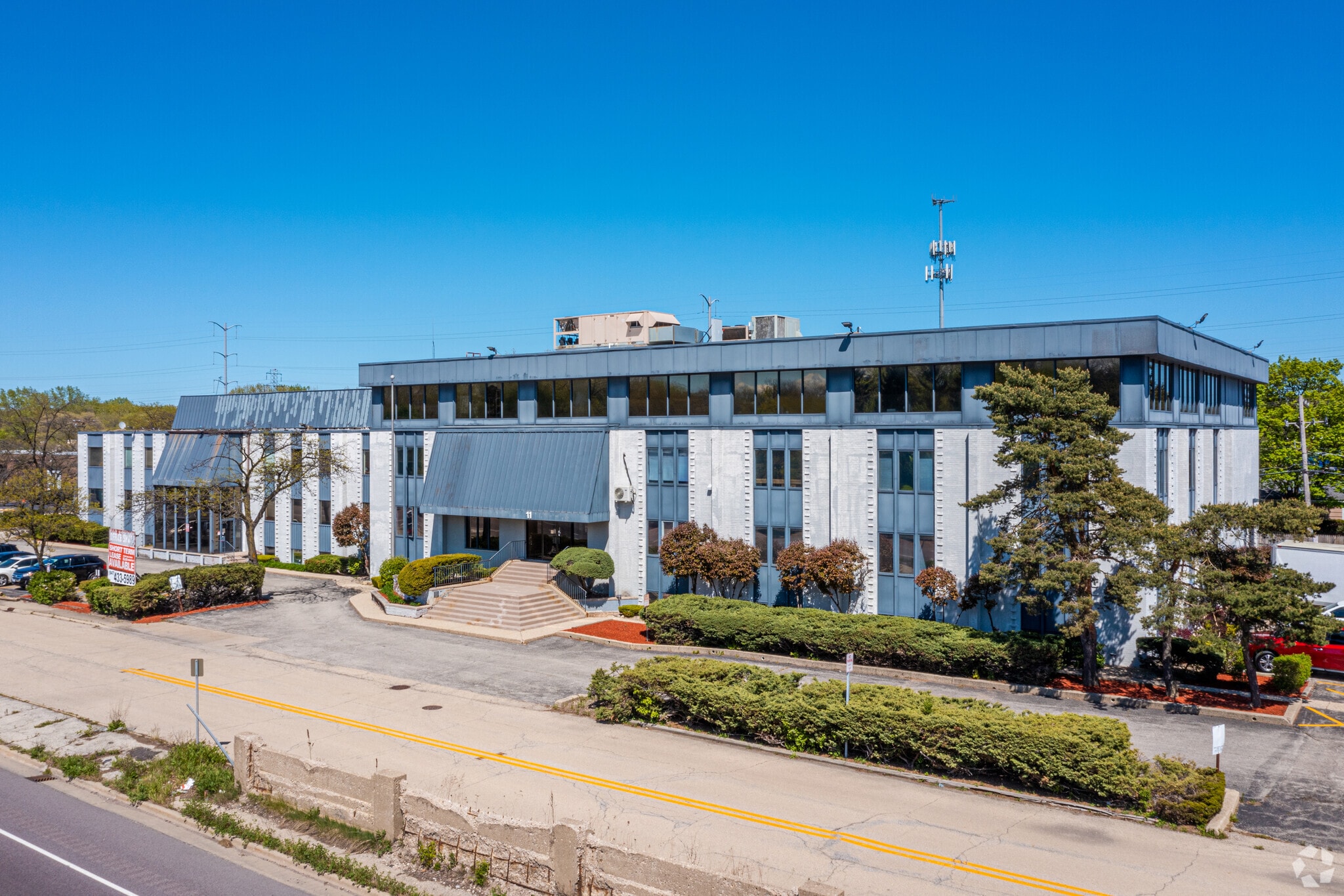 11-21 N Skokie Hwy, Lake Bluff, IL to rent Building Photo- Image 1 of 14