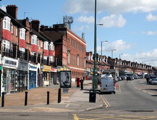 2B Kenton Gdns, Harrow to rent - Building Photo - Image 2 of 10