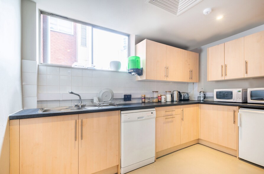 3-8 Carburton St, London to rent - Interior Photo - Image 3 of 15