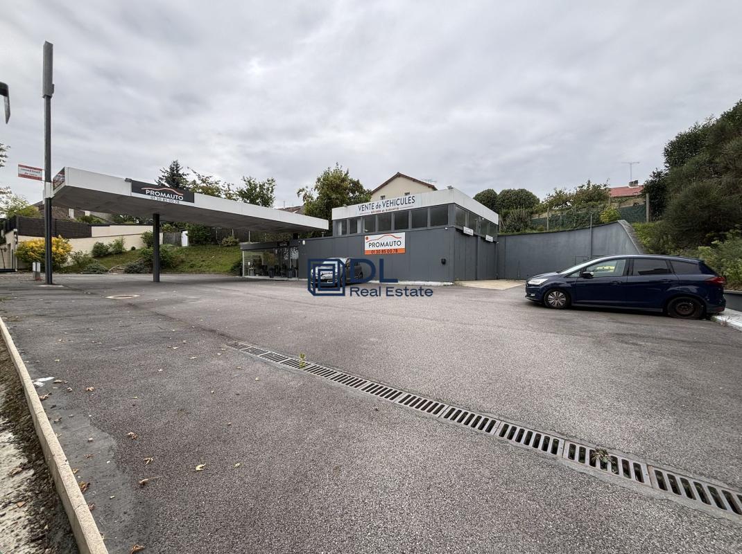 Industrial in Fontenay-le-Fleury for sale Building Photo- Image 1 of 3