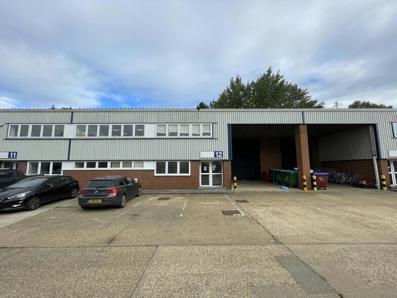 Farmbrough Clos, Aylesbury to rent - Building Photo - Image 2 of 39