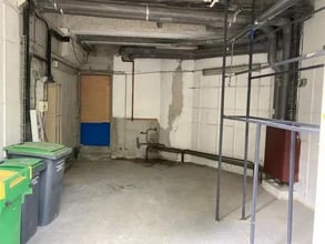 Retail in Paris to rent Interior Photo- Image 2 of 2