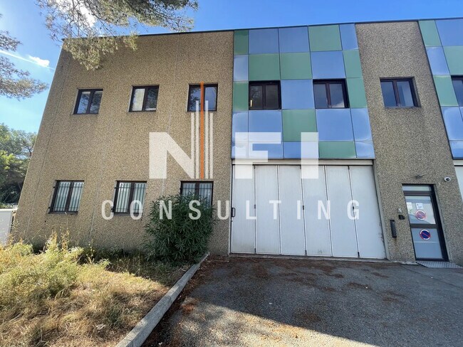 Location Local d'activités 200 m²