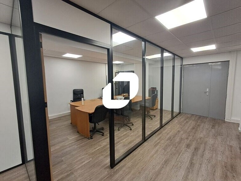 Office in Nanterre to rent - Interior Photo - Image 3 of 4