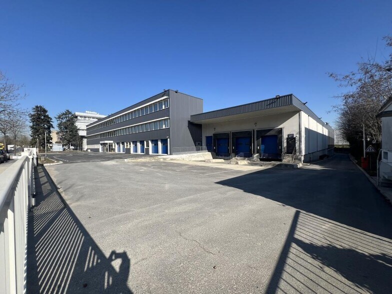 11 Avenue Albert Einstein, Le Blanc-Mesnil to rent - Building Photo - Image 1 of 22