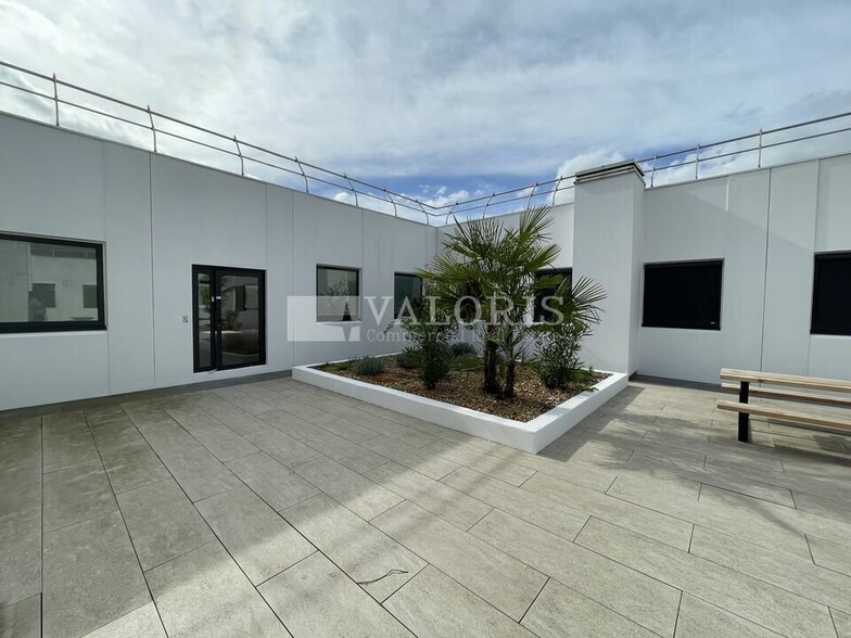 1 Rue Des Vergers, Limonest to rent - Building Photo - Image 2 of 29