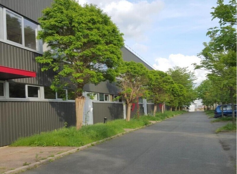 Light Industrial in Coignières to rent - Building Photo - Image 3 of 6