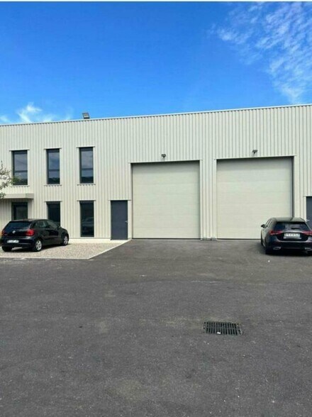 Light Industrial in Décines-Charpieu to rent - Building Photo - Image 2 of 9