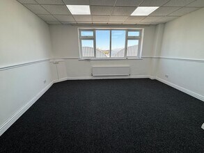 Craven Rd, Altrincham to rent Interior Photo- Image 1 of 4