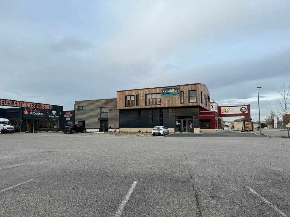 Location Commerce 150 m² - Photo 1