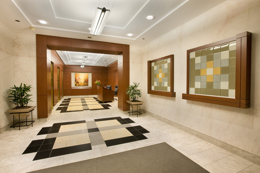 1155 Connecticut Ave NW, Washington, DC for rent - Lobby - Image 1 of 4