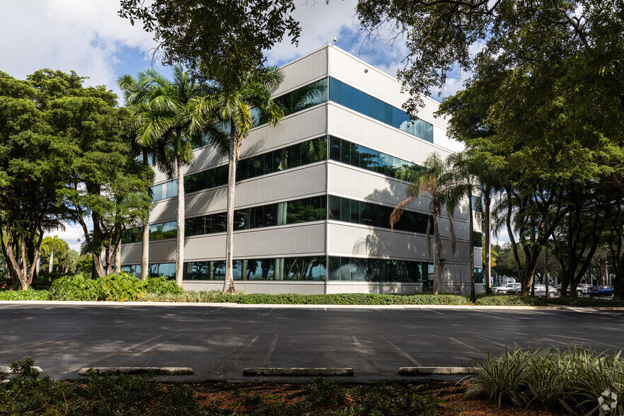 6101 Blue Lagoon Dr, Miami, FL for sale - Primary Photo - Image 1 of 1