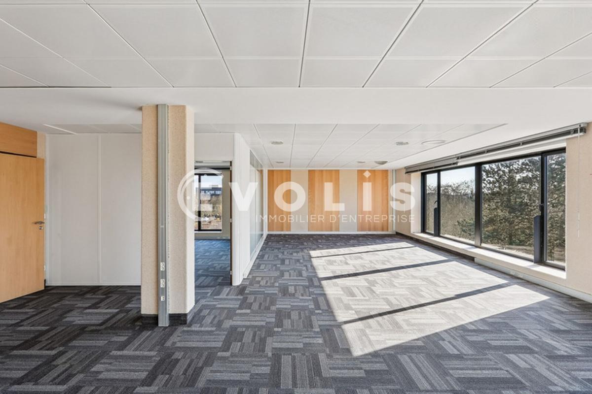 Office in Lieusaint to rent Building Photo- Image 1 of 11