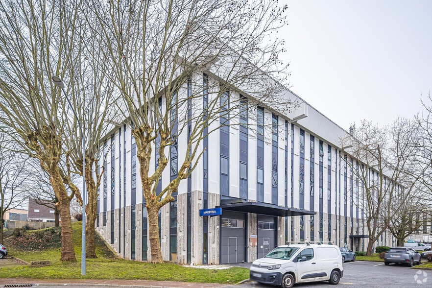 Light Industrial in Rungis to rent - Building Photo - Image 3 of 3