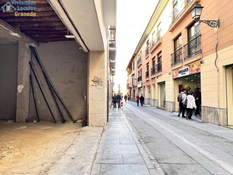 Retail in Granada to rent - Building Photo - Image 3 of 5