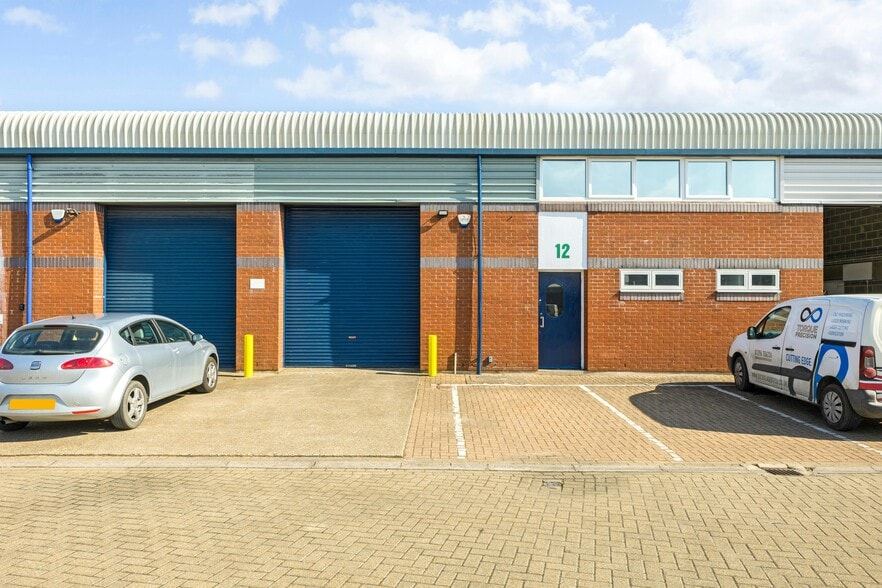Southern Rd, Aylesbury to rent - Building Photo - Image 3 of 14