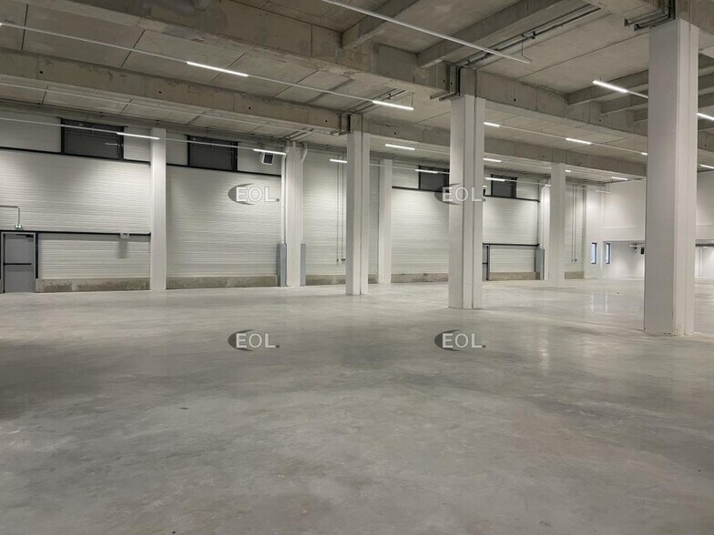 Light Industrial in Nanterre to rent - Building Photo - Image 3 of 16