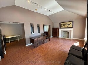 270 Lakeshore Rd E, Mississauga, ON to rent Interior Photo- Image 2 of 3
