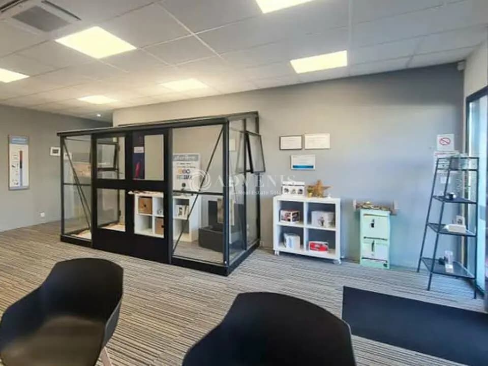 Location Commerce 153 m² - Photo 1