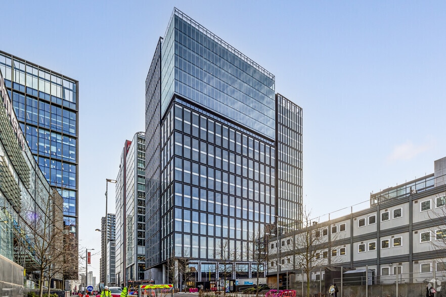 Westfield Ave, London to rent - Building Photo - Image 3 of 23