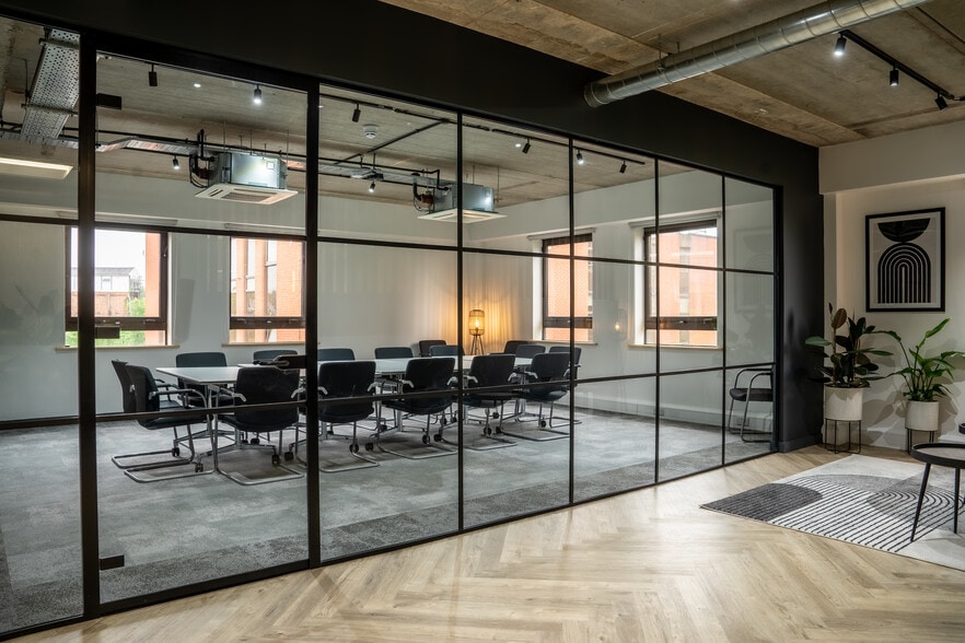 Exchange St, Stockport to rent - Building Photo - Image 2 of 12