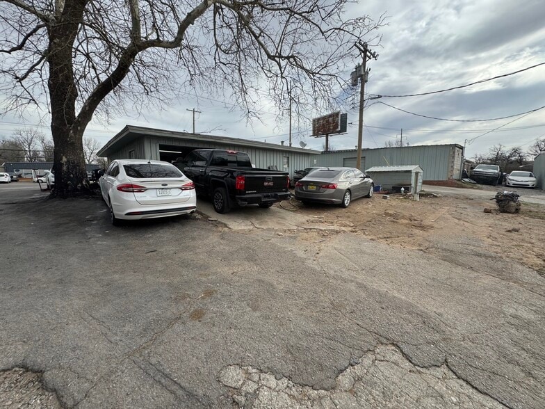 6710-6720 NW 10th St portfolio of 13 properties for sale on LoopNet.co.uk - Building Photo - Image 2 of 21