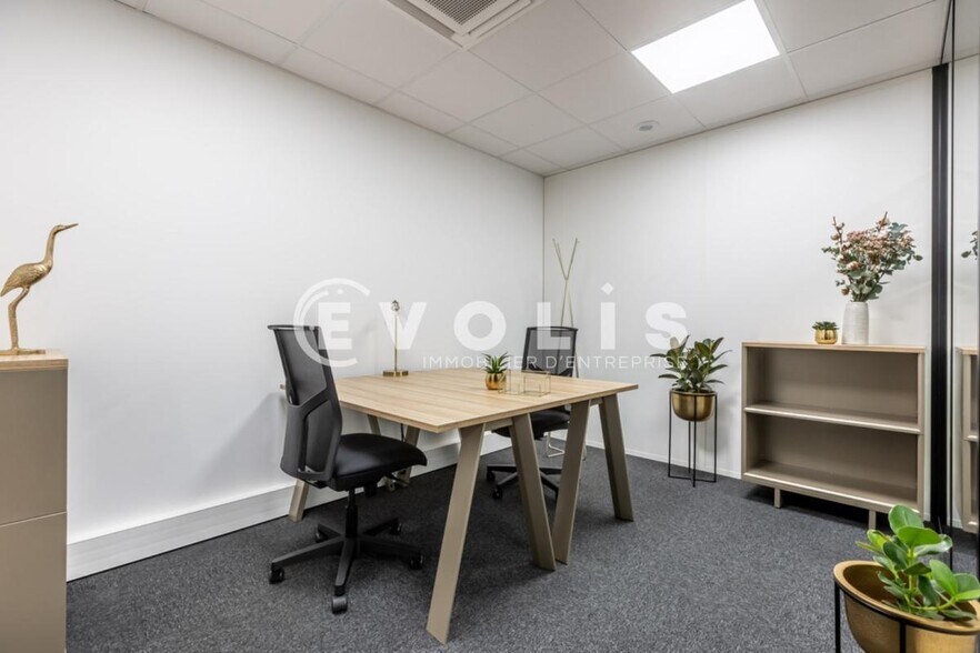 Office in Élancourt to rent - Building Photo - Image 1 of 12