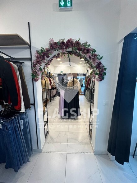 Retail in Paris to rent - Interior Photo - Image 3 of 9