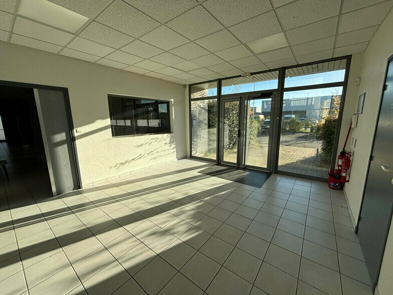 11 Rue Andre Citroen, Genas to rent - Lobby - Image 2 of 14