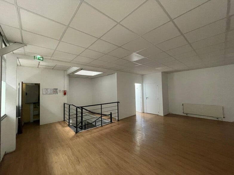 Light Industrial in Clamart to rent - Building Photo - Image 2 of 12