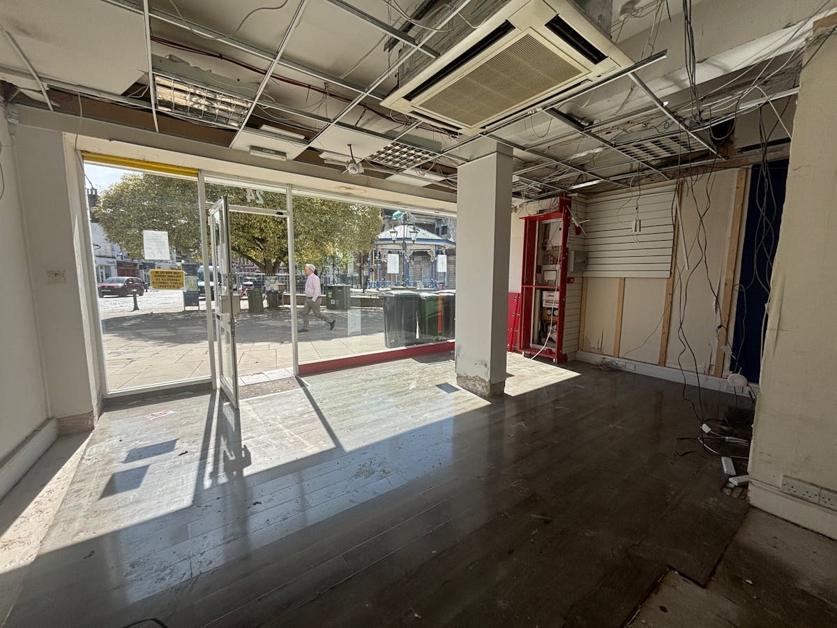 24 Carfax, Horsham to rent Interior Photo- Image 1 of 4