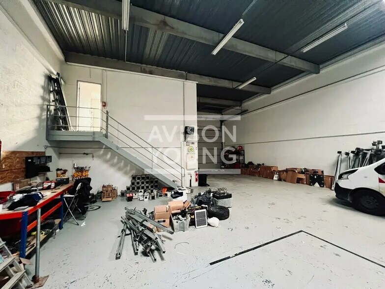 Light Industrial in to rent - Interior Photo - Image 3 of 6