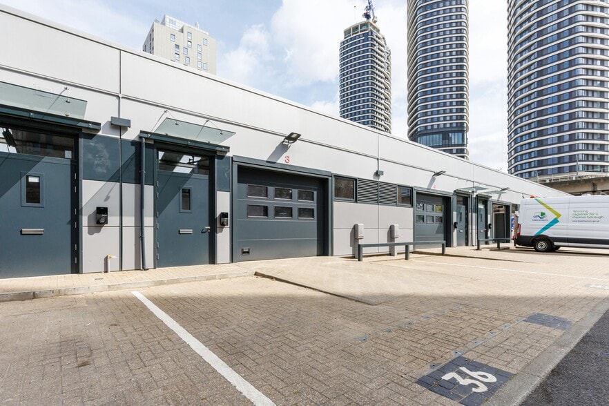 10 Prestons Rd, London to rent - Building Photo - Image 2 of 6