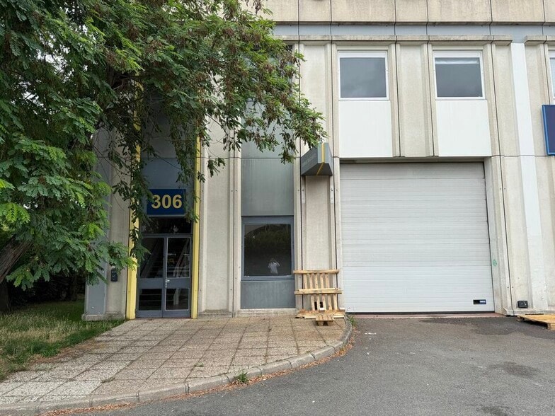 114 Avenue Louis Roche, Gennevilliers to rent - Building Photo - Image 1 of 20