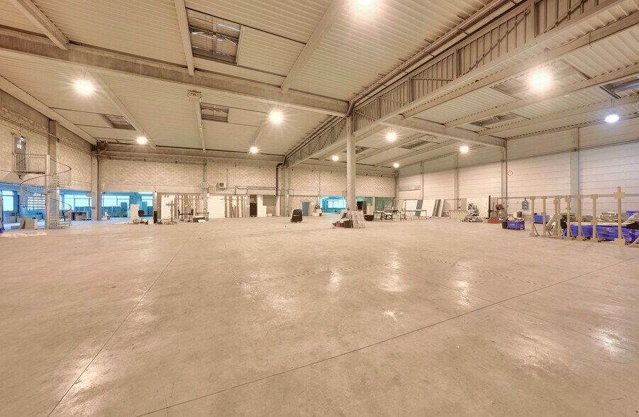 Light Industrial in Lieusaint to rent - Interior Photo - Image 2 of 7