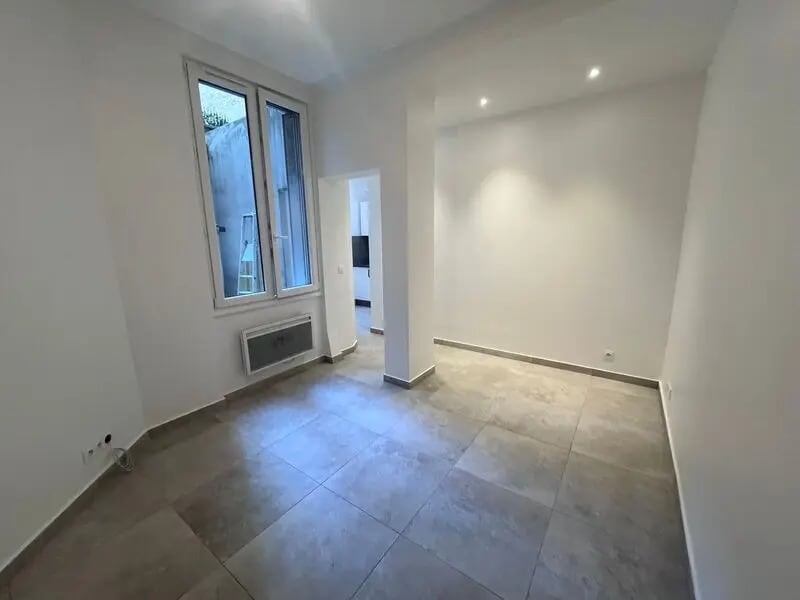 Retail in Paris to rent Interior Photo- Image 1 of 2
