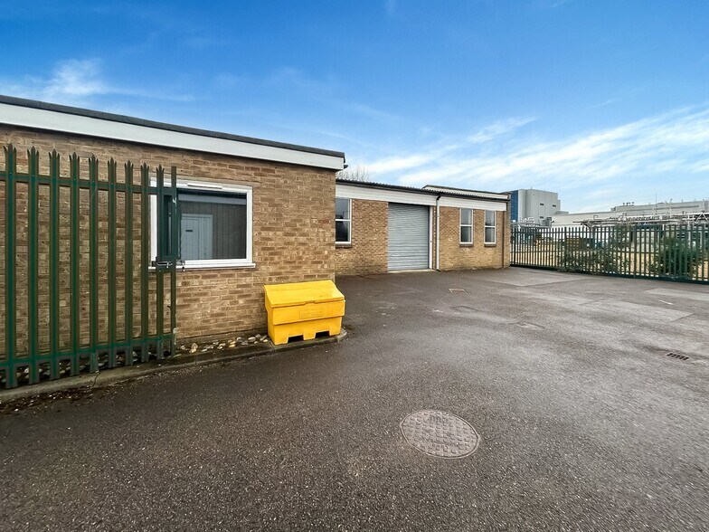 Dominion Way West, Worthing to rent - Building Photo - Image 1 of 4