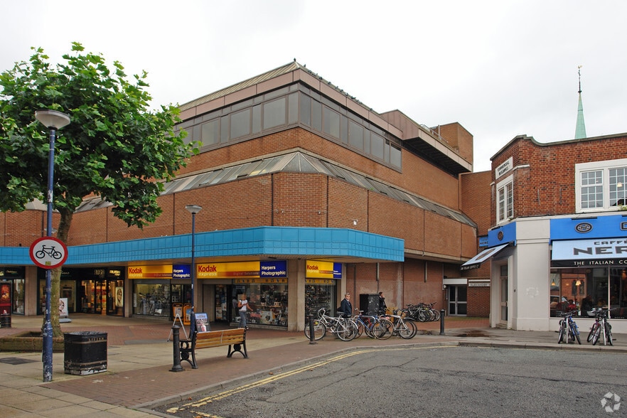 43 Wolsey Walk, Woking to rent - Building Photo - Image 2 of 7