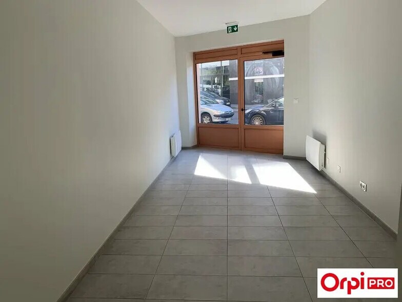 Office in Bron to rent - Building Photo - Image 3 of 6