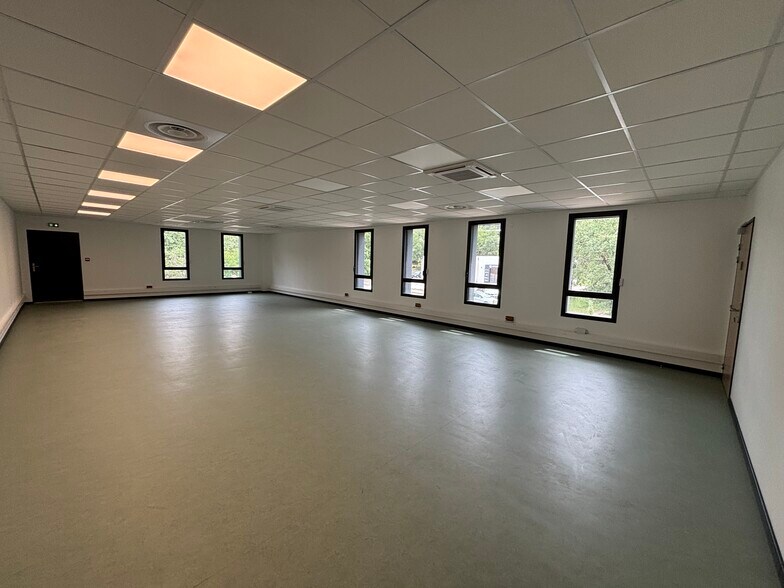 255 Avenue Des Chênes Verts, Brignoles to rent - Building Photo - Image 2 of 8