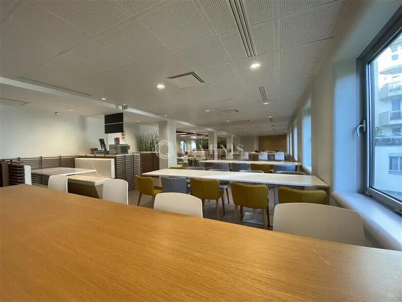 Office in Courbevoie to rent - Interior Photo - Image 2 of 11