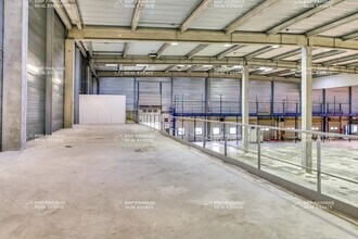 Light Industrial in Bondoufle to rent Building Photo- Image 1 of 9