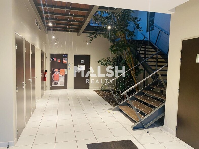 Office in Chaponnay to rent - Building Photo - Image 2 of 5